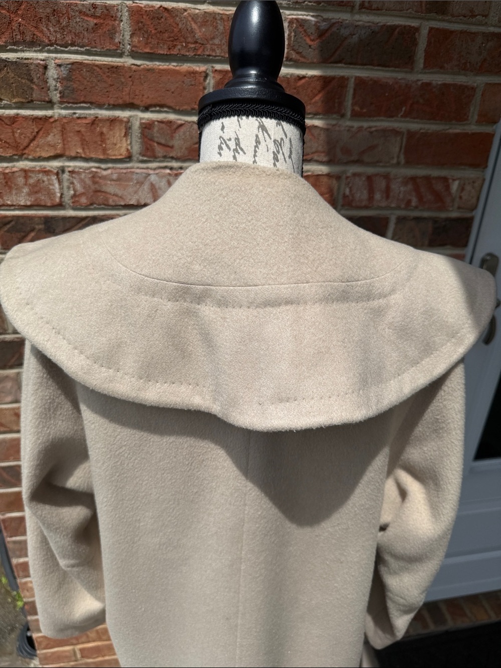 Vintage 1940s-1960’s Open Front Draped Coat in Beige fuller and Hillman - Picture 5 of 16